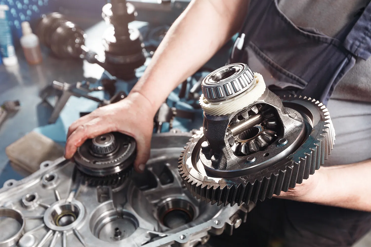 Querschnitt eines Autogetriebes. Mechaniker arbeiten in der Garage. Handmechaniker in Arbeitskleidung