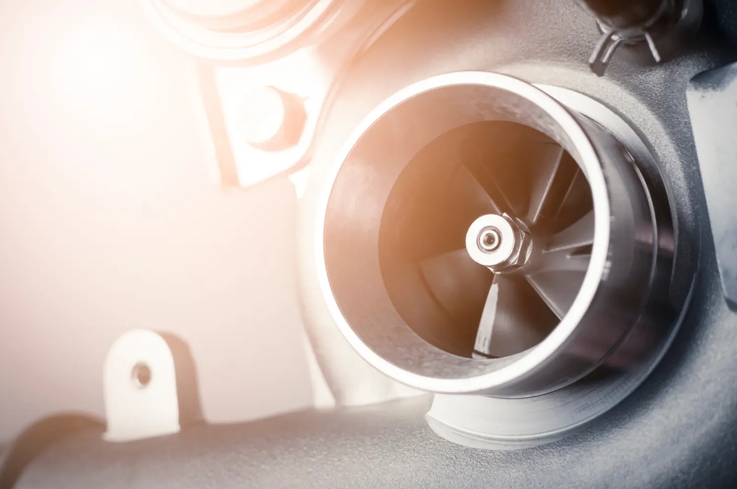 Neue Turbine des Autos auf weißem Hintergrund. Nahaufnahme von K CAD Konstruktionsbüro